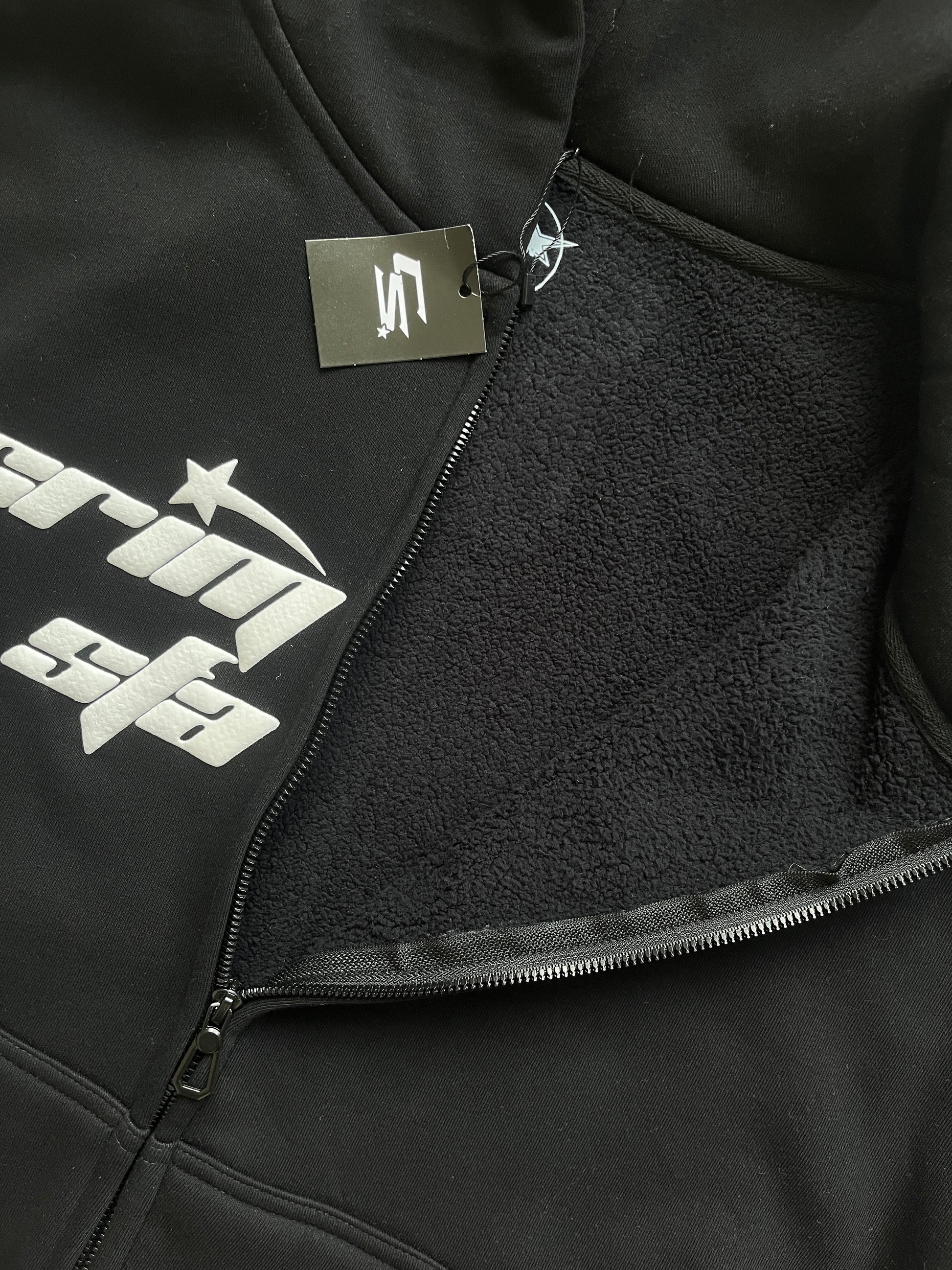 JET BLACK ZIP - Crimson Stars